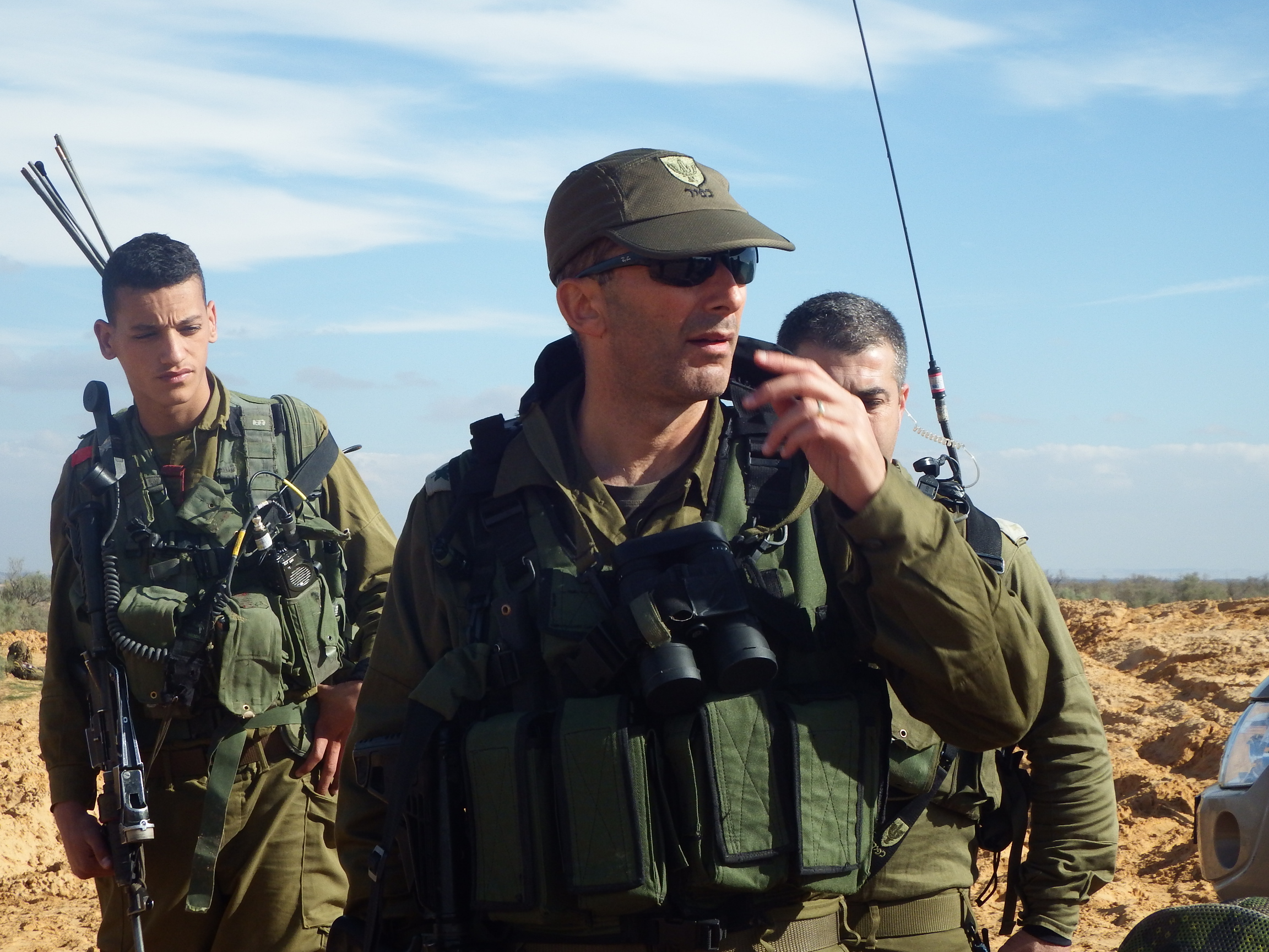 גיא חזות בשירות